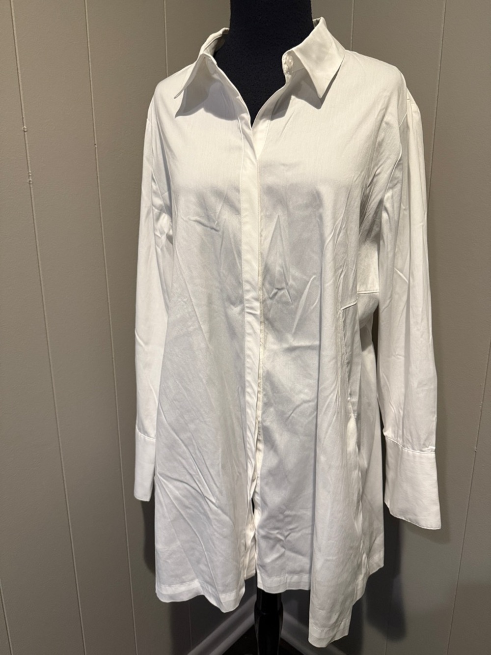 B40 Chico's Women’s 2 12/14 White Long Button-Down Tunic Shirt